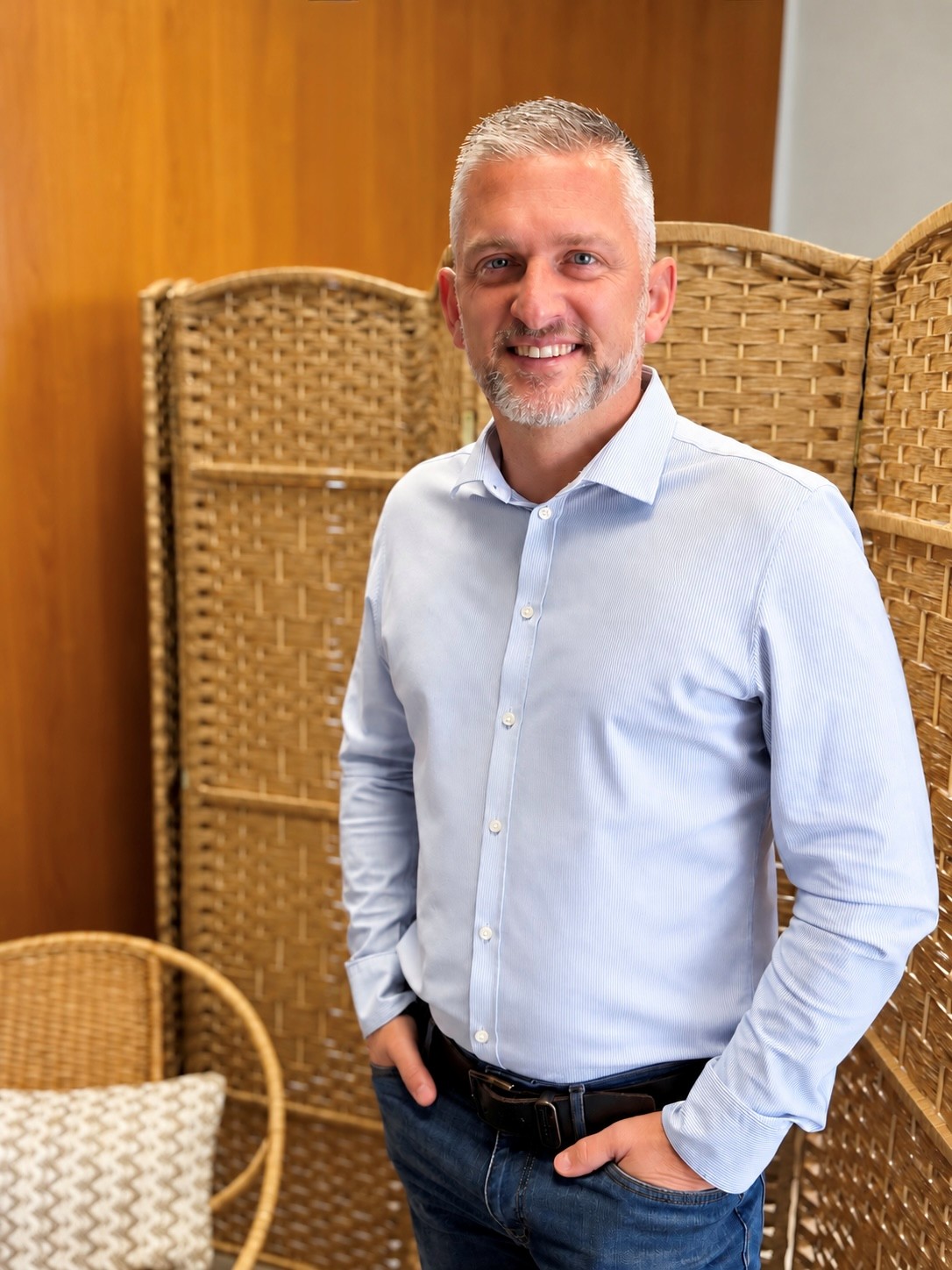 Portrait de Laurent Lecault, debout et souriant